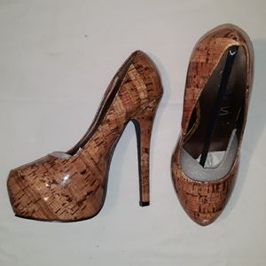 Women brown platform pumps